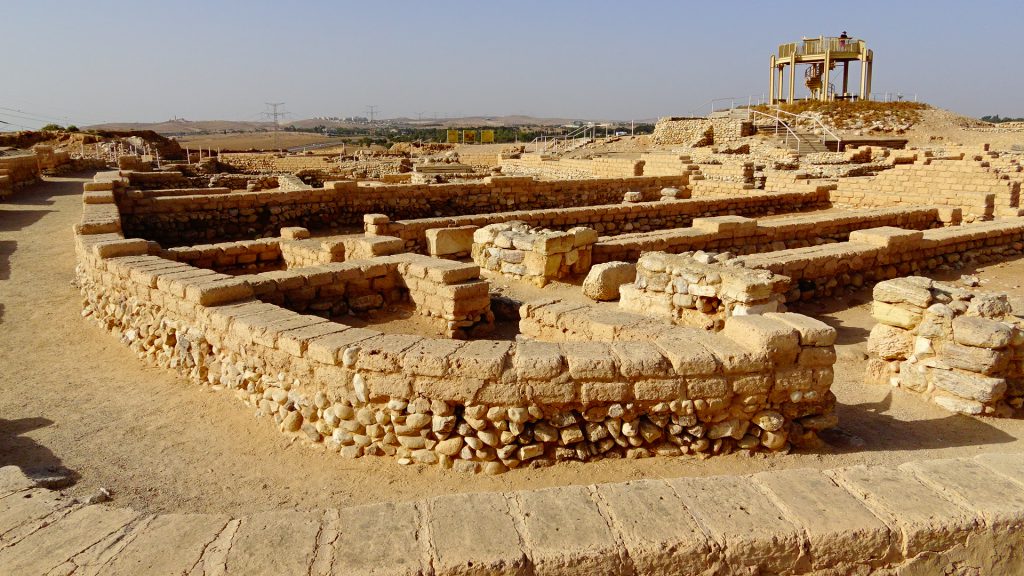 上图：别是巴城遗址（Tel Beer Sheva）里的官邸和街道。