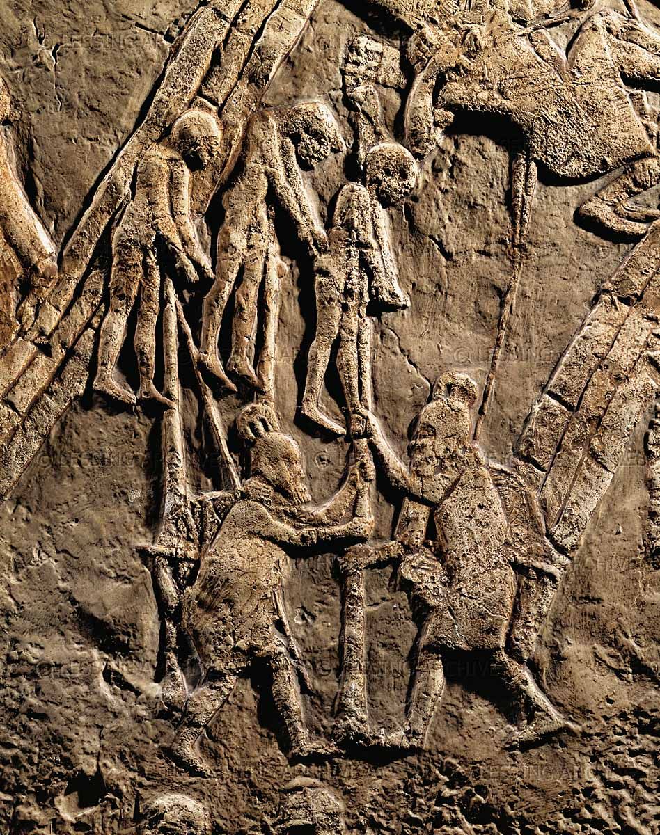 上图：拉吉之围浮雕（Siege of Lachish Relief）的一部分，描绘亚述士兵把俘虏处死后挂在木头上示众。亚述的恐怖行为，给希西家和百姓都造成了极大的压力。