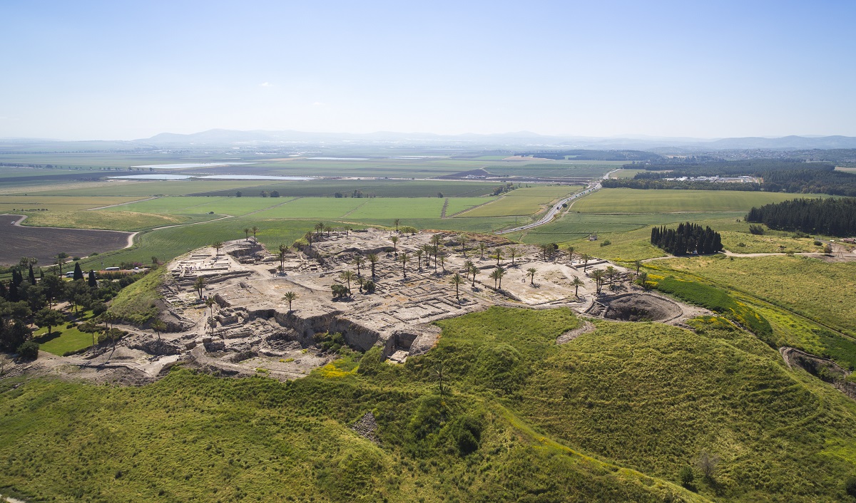 上图：米吉多遗址（Tel Megiddo）是位于耶斯列平原边缘的米吉多山上的一个土堆。「Tel/????」的意思是土堆，在圣经中被译为「荒堆」（申十三16）、「高堆」（书八28）、「山冈」（书十一13；耶三十18）或「乱堆」（耶四十九2），在中东比较常见。「荒堆」的外形通常是平地上出现的一个小山丘，实际上是人类逐渐堆高的土堆。原来这里有人类居住，后来因为天灾人祸而被摧毁。但因此地的战略位置、水源等因素比较适合人居住，所以后来又有人在此重建。如此反复摧毁、夷平、重建，逐渐堆高，最后被放弃，成为无人居住的小山丘。旧约时代的许多著名城邑，如耶利哥城（Tell es-Sultan）、别是巴（Tel Be'er Sheva）、夏琐（Tel Hazor）、米吉多（Tel Meggido）、基色（Tel Gezer），都以「荒堆」的形态保存至今，考古学家从上往下按层挖掘，可以一层一层地发现越来越古老的文物。